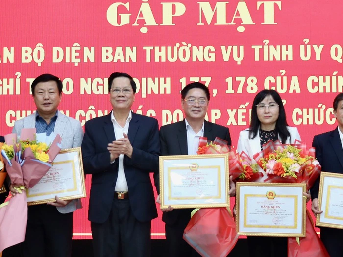 Cán Bộ