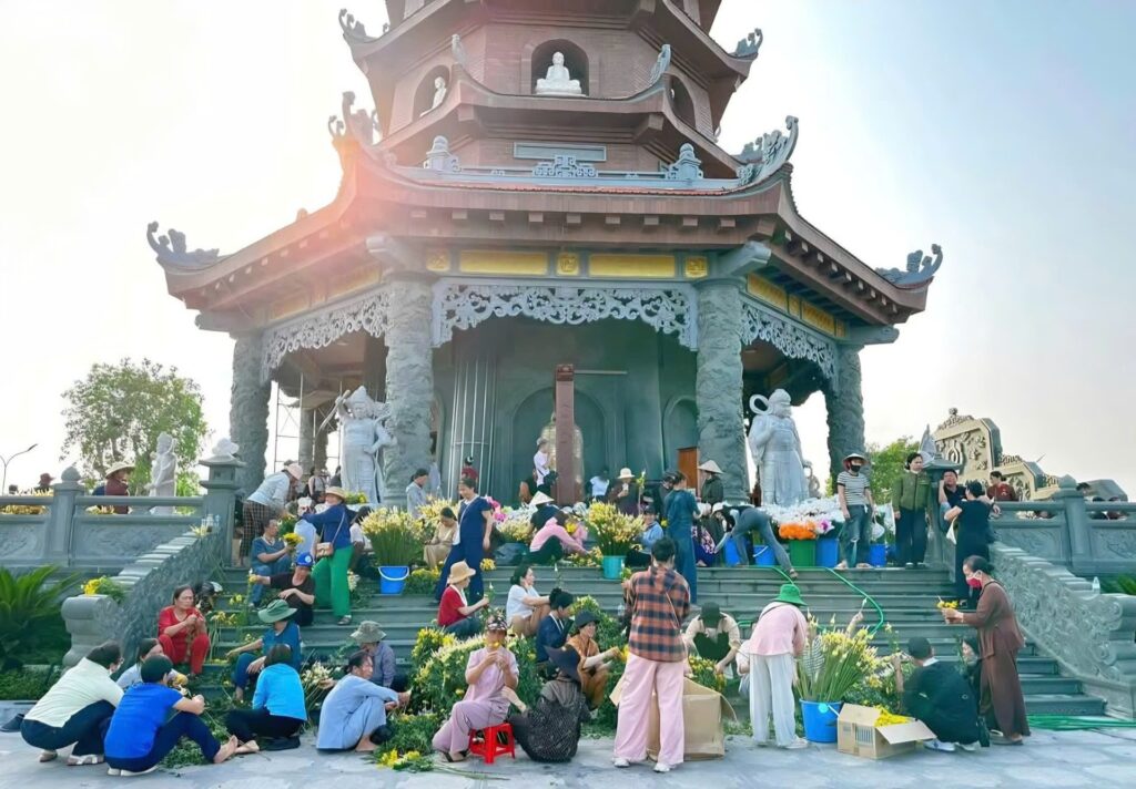 Chùa Phúc Sơn tổ chức sự kiện Phật Đản, cung cấp 300.000 suất ăn miễn phí mỗi ngày