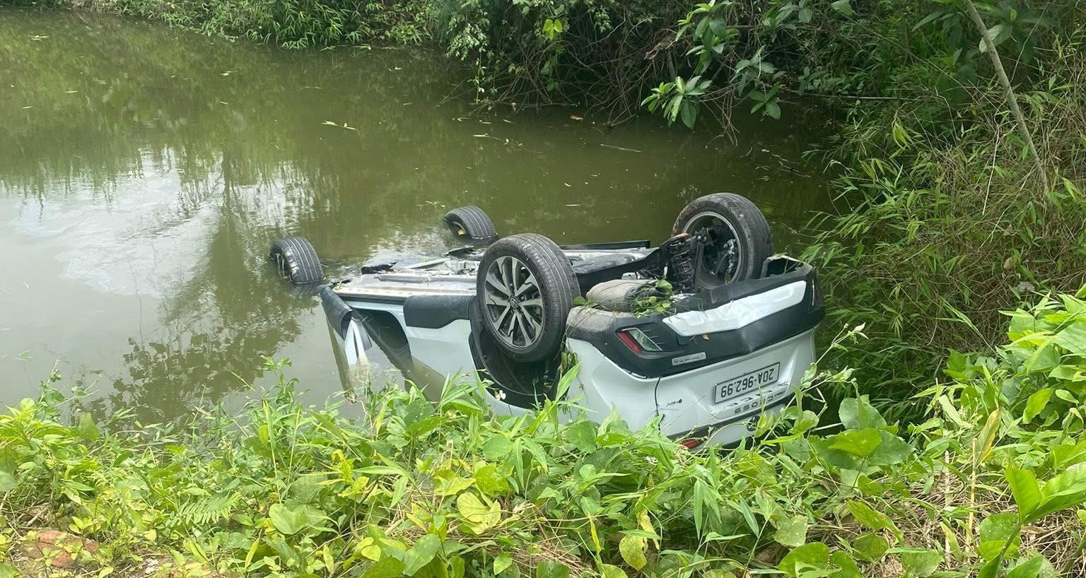 Người Phụ Nữ Tử Vong Trong Xe Ô Tô Lật Dưới Ao